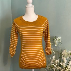 Metaphor Lightweight Gold Sweater Size Small